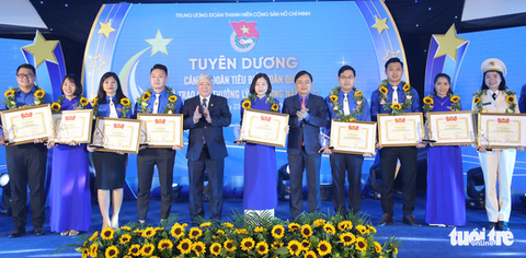 Khoác lên màu áo xanh, cán bộ Đoàn xông pha vào mặt trận chống dịch - Ảnh 2. Khoác lên màu áo xanh, cán bộ Đoàn xông pha vào mặt trận chống dịch - Ảnh 2.
