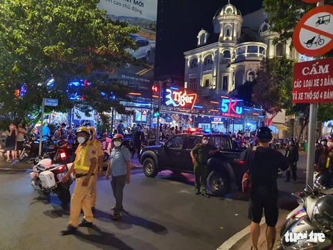 Công an thu giữ nhiều tài liệu sau khi khám xét nhà bà Phương Hằng - Ảnh 7. Công an thu giữ nhiều tài liệu sau khi khám xét nhà bà Phương Hằng - Ảnh 7.