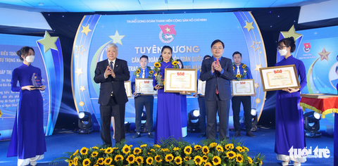 Khoác lên màu áo xanh, cán bộ Đoàn xông pha vào mặt trận chống dịch - Ảnh 1. Khoác lên màu áo xanh, cán bộ Đoàn xông pha vào mặt trận chống dịch - Ảnh 1.