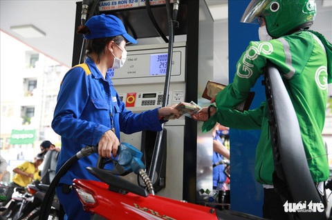 Giá xăng tăng, dầu giảm từ 15 giờ chiều 1-11 - Ảnh 1. Điều chỉnh tăng giá xăng từ chiều 1-11 - Ảnh: Q.Đ.
