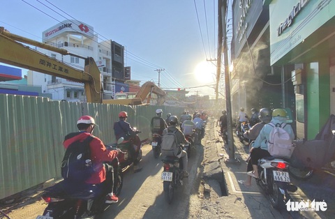 ‘Hít no’ bụi khi qua tuyến đường trung tâm TP Thủ Đức - Ảnh 4. ‘Hít no’ bụi khi qua tuyến đường trung tâm TP Thủ Đức - Ảnh 4.