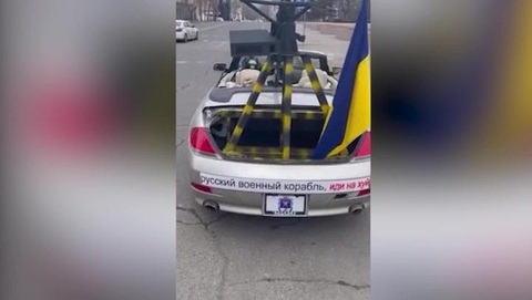 Lính Ukraine chuyển xe hơi thể thao mui trần BMW thành hệ thống súng máy - Ảnh 1. Lính Ukraine chuyển xe hơi thể thao mui trần BMW thành hệ thống súng máy - Ảnh 1.