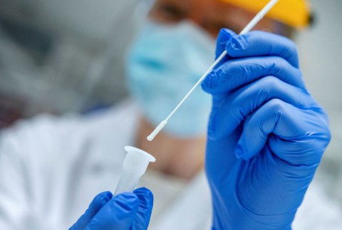 Ớn lạnh, đau mỏi người sau mưa nắng thất thường, làm sao biết bị cảm hay nhiễm Omicron? - Ảnh 1. Ớn lạnh, đau mỏi người sau mưa nắng thất thường, làm sao biết bị cảm hay nhiễm Omicron? - Ảnh 1.