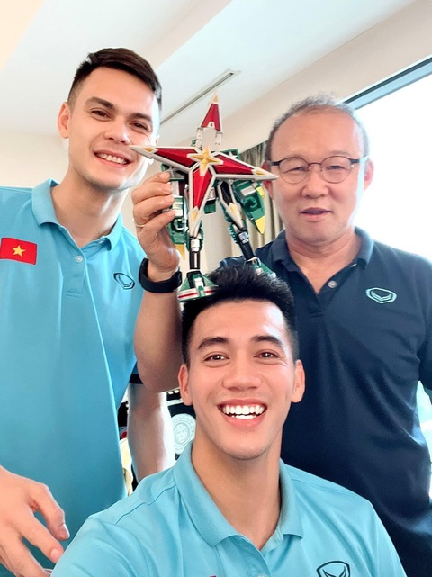 Cựu danh thủ Nguyễn Hồng Sơn: Chờ nhân tố mới từ hàng tiền vệ - Ảnh 2. Cựu danh thủ Nguyễn Hồng Sơn: Chờ nhân tố mới từ hàng tiền vệ - Ảnh 2.