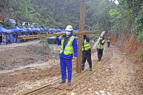 Trung Quốc tìm thấy mảnh thi thể nạn nhân trong vụ máy bay chở 132 người rơi - Ảnh 1. Trung Quốc tìm thấy mảnh thi thể nạn nhân trong vụ máy bay chở 132 người rơi - Ảnh 1.