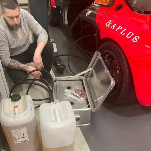 Tỉ phú suýt phá siêu xe McLaren 15 triệu USD vì đổ nhầm dầu vào bình xăng - Ảnh 2. Tỉ phú suýt phá siêu xe McLaren 15 triệu USD vì đổ nhầm dầu vào bình xăng - Ảnh 2.