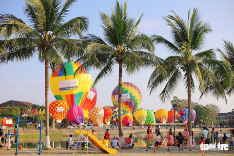 Hàng chục khinh khí cầu bay trên phố cổ Hội An - Ảnh 2. Hàng chục khinh khí cầu bay trên phố cổ Hội An - Ảnh 2.