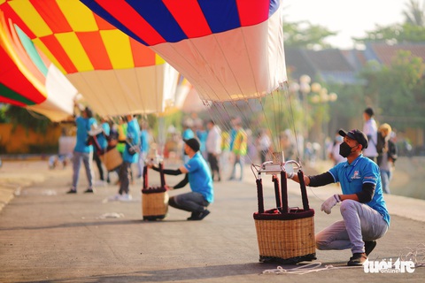 Hàng chục khinh khí cầu bay trên phố cổ Hội An - Ảnh 3. Hàng chục khinh khí cầu bay trên phố cổ Hội An - Ảnh 3.