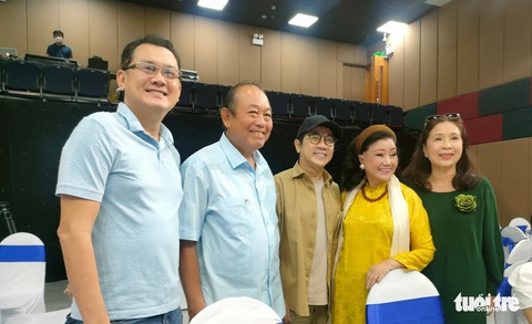 Thành Lộc, Kim Xuân, Hữu Châu, Mỹ Uyên... mừng Kim Cương ra mắt audio hồi ký - Ảnh 2. Thành Lộc, Kim Xuân, Hữu Châu, Mỹ Uyên... mừng Kim Cương ra mắt audio hồi ký - Ảnh 2.