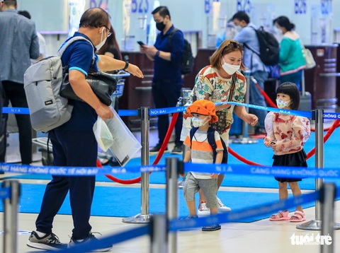 Tuyển Việt Nam sang Nhật Bản, Hùng Dũng gặp người quen ở sân bay - Ảnh 5. Tuyển Việt Nam sang Nhật Bản, Hùng Dũng gặp người quen ở sân bay - Ảnh 5.