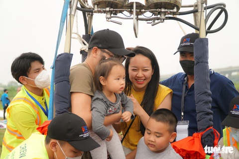 Đi ngủ sớm, háo hức chờ đợi trải nghiệm lần đầu bay khinh khí cầu tại Hà Nội - Ảnh 3. Đi ngủ sớm, háo hức chờ đợi trải nghiệm lần đầu bay khinh khí cầu tại Hà Nội - Ảnh 3.