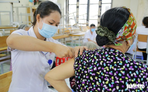 Xử phạt người đủ điều kiện nhưng cố tình không tiêm phòng COVID-19: Căn cứ nào? - Ảnh 1. Xử phạt người đủ điều kiện nhưng cố tình không tiêm phòng COVID-19: Căn cứ nào? - Ảnh 1.