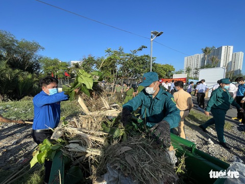 Quận 7 đã khơi thông hàng chục kênh rạch giúp giảm ngập - Ảnh 1. Quận 7 đã khơi thông hàng chục kênh rạch giúp giảm ngập - Ảnh 1.