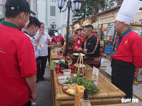 Ốc nguội Hà Nội, cơm tấm Sài Gòn, cốm dẹp Sóc Trăng trong hành trình tìm 100 món ẩm thực Việt Nam - Ảnh 1. Ốc nguội Hà Nội, cơm tấm Sài Gòn, cốm dẹp Sóc Trăng trong hành trình tìm 100 món ẩm thực Việt Nam - Ảnh 1.