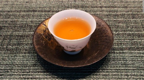 Trà đá quý hiếm Trung Quốc bán 4,3 tỉ đồng/kg ở nhà hàng Hong Kong - Ảnh 1.