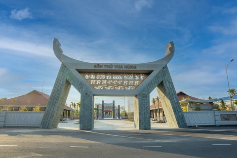 Có gì bên trong đền thờ vua Hùng ở Cần Thơ? - Ảnh 2. Có gì bên trong đền thờ vua Hùng ở Cần Thơ? - Ảnh 2.