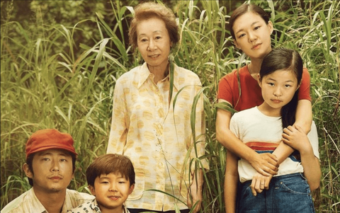 Hậu Oscar, ‘bà ngoại quốc dân’ Youn Yuh Jung bị fan đến tận nhà… xin tiền - Ảnh 3. Hậu Oscar, ‘bà ngoại quốc dân’ Youn Yuh Jung bị fan đến tận nhà… xin tiền - Ảnh 3.
