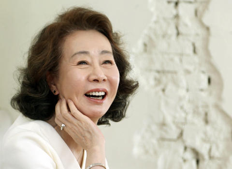 Hậu Oscar, ‘bà ngoại quốc dân’ Youn Yuh Jung bị fan đến tận nhà… xin tiền - Ảnh 2. Hậu Oscar, ‘bà ngoại quốc dân’ Youn Yuh Jung bị fan đến tận nhà… xin tiền - Ảnh 2.