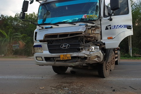 Xe khách lật ngang trên quốc lộ 14, nhiều người bị thương được đưa đi cấp cứu - Ảnh 2. Xe khách lật ngang trên quốc lộ 14, nhiều người bị thương được đưa đi cấp cứu - Ảnh 2.