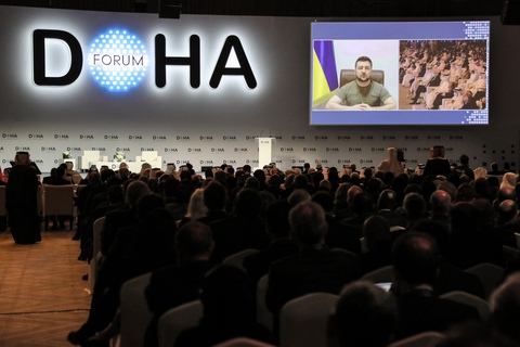 Tổng thống Ukraine bất ngờ xuất hiện tại diễn đàn Doha, kêu gọi các nước tăng sản lượng dầu - Ảnh 1. Tổng thống Ukraine bất ngờ xuất hiện tại diễn đàn Doha, kêu gọi các nước tăng sản lượng dầu - Ảnh 1.