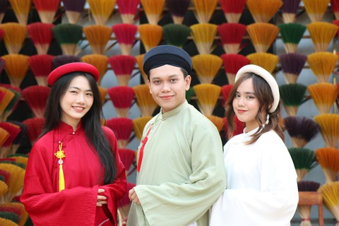 Giới trẻ xúng xính áo dài quảng bá Huế thành điểm đến an toàn và thân thiện - Ảnh 7. Giới trẻ xúng xính áo dài quảng bá Huế thành điểm đến an toàn và thân thiện - Ảnh 7.