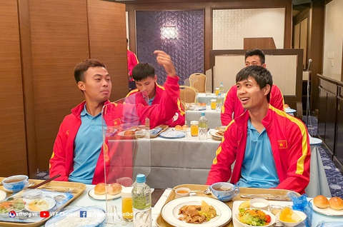 Mỗi tuyển thủ Việt Nam ở một phòng, ăn uống riêng biệt tại Nhật Bản - Ảnh 3. Mỗi tuyển thủ Việt Nam ở một phòng, ăn uống riêng biệt tại Nhật Bản - Ảnh 3.