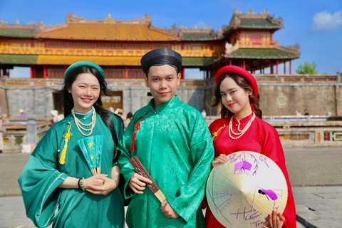 Giới trẻ xúng xính áo dài quảng bá Huế thành điểm đến an toàn và thân thiện - Ảnh 9. Giới trẻ xúng xính áo dài quảng bá Huế thành điểm đến an toàn và thân thiện - Ảnh 9.