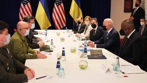 Tổng thống Mỹ Biden gặp trực tiếp 2 bộ trưởng Ukraine tại Ba Lan - Ảnh 1. Tổng thống Mỹ Biden gặp trực tiếp 2 bộ trưởng Ukraine tại Ba Lan - Ảnh 1.