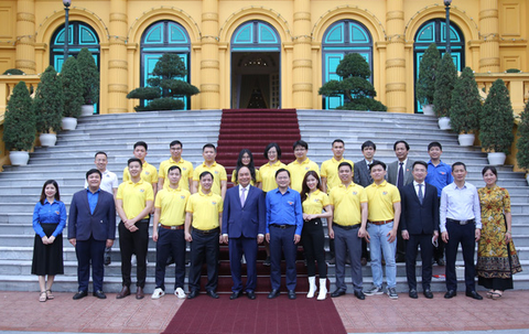 Chủ tịch nước Nguyễn Xuân Phúc: Hãy trao một bó đuốc, thanh niên sẽ tìm ra lối đi - Ảnh 2. Chủ tịch nước Nguyễn Xuân Phúc: Hãy trao một bó đuốc, thanh niên sẽ tìm ra lối đi - Ảnh 2.