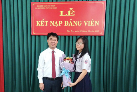 Cô học trò lớp 12 được kết nạp Đảng đúng ngày sinh nhật Đoàn - Ảnh 1. Cô học trò lớp 12 được kết nạp Đảng đúng ngày sinh nhật Đoàn - Ảnh 1.