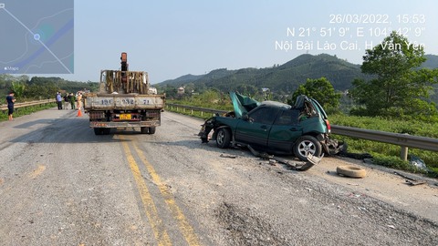 7 ôtô hư hỏng, biến dạng sau 2 vụ tai nạn trên cao tốc Nội Bài - Lào Cai - Ảnh 2. 7 ôtô hư hỏng, biến dạng sau 2 vụ tai nạn trên cao tốc Nội Bài - Lào Cai - Ảnh 2.