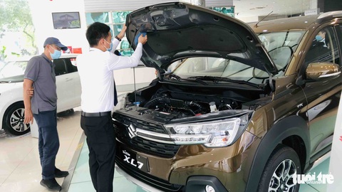 Người mua xe hơi chờ dài cổ vì thiếu linh kiện - Ảnh 1. Người mua xe hơi chờ dài cổ vì thiếu linh kiện - Ảnh 1.