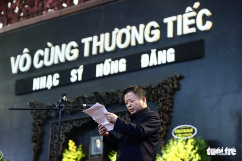 Ca sĩ Mỹ Linh nghẹn ngào hát Hoa sữa trong tang lễ tiễn đưa nhạc sĩ Hồng Đăng - Ảnh 10. Ca sĩ Mỹ Linh nghẹn ngào hát Hoa sữa trong tang lễ tiễn đưa nhạc sĩ Hồng Đăng - Ảnh 10.
