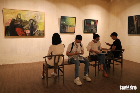 Huỳnh Lê Nhật Tấn ra mắt sách và triển lãm tranh Vết căn nguyên - Ảnh 3. Huỳnh Lê Nhật Tấn ra mắt sách và triển lãm tranh Vết căn nguyên - Ảnh 3.