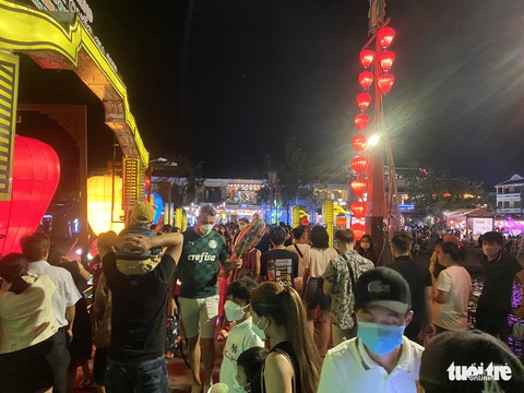 Hội An đông nghịt người trong đêm khai mạc Năm du lịch quốc gia - Ảnh 6. Hội An đông nghịt người trong đêm khai mạc Năm du lịch quốc gia - Ảnh 6.