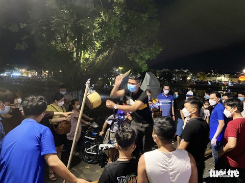 Hội An đông nghịt người trong đêm khai mạc Năm du lịch quốc gia - Ảnh 7. Hội An đông nghịt người trong đêm khai mạc Năm du lịch quốc gia - Ảnh 7.