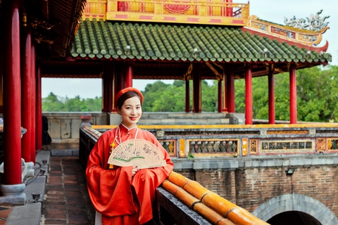 Giới trẻ xúng xính áo dài quảng bá Huế thành điểm đến an toàn và thân thiện - Ảnh 2. Giới trẻ xúng xính áo dài quảng bá Huế thành điểm đến an toàn và thân thiện - Ảnh 2.