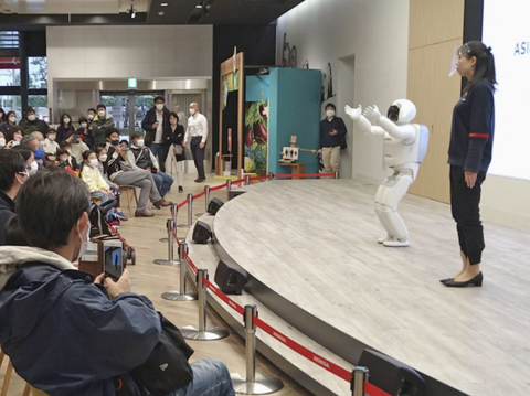 Robot Asimo nghỉ hưu sau 20 năm - Ảnh 6. Robot Asimo nghỉ hưu sau 20 năm - Ảnh 6.