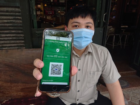 Mới tiêm 1 mũi có được cấp hộ chiếu vắc xin? - Ảnh 1. Mới tiêm 1 mũi có được cấp hộ chiếu vắc xin? - Ảnh 1.