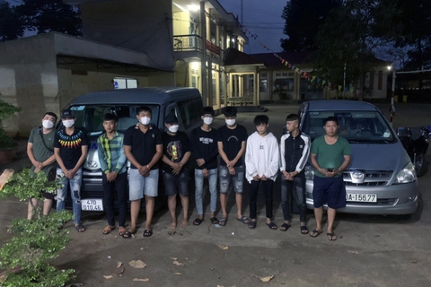 Bắt nóng nhóm thanh niên thuê ô tô chở xe ‘cọp’ ra quốc lộ 56 đua xe - Ảnh 1. Bắt nóng nhóm thanh niên thuê ô tô chở xe ‘cọp’ ra quốc lộ 56 đua xe - Ảnh 1.