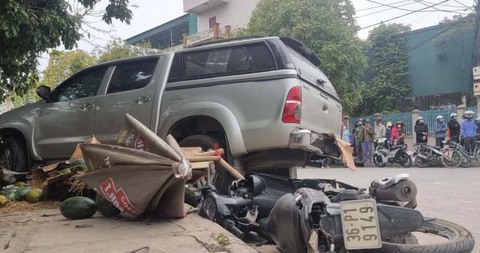 Xe ô tô lao vào tiệm bán hoa quả ở TP Thanh Hóa, 2 người tử vong - Ảnh 1. Xe ô tô lao vào tiệm bán hoa quả ở TP Thanh Hóa, 2 người tử vong - Ảnh 1.