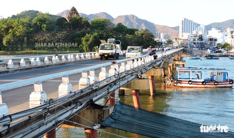 Đóng đường dỡ cầu Xóm Bóng, xe cộ dồn nghẹt qua cầu Trần Phú Nha Trang - Ảnh 2. Đóng đường dỡ cầu Xóm Bóng, xe cộ dồn nghẹt qua cầu Trần Phú Nha Trang - Ảnh 2.