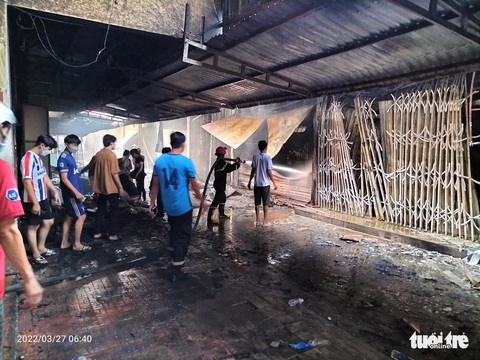 Cháy Trung tâm thương mại Cái Dầu giữa khuya, hơn 40 kiôt bị thiêu rụi - Ảnh 2. Cháy Trung tâm thương mại Cái Dầu giữa khuya, hơn 40 kiôt bị thiêu rụi - Ảnh 2.