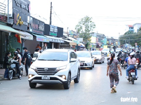 Làng đại học thành làng… ôtô trong ngày thi đánh giá năng lực - Ảnh 3. Làng đại học thành làng… ôtô trong ngày thi đánh giá năng lực - Ảnh 3.