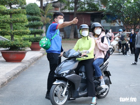 Làng đại học thành làng… ôtô trong ngày thi đánh giá năng lực - Ảnh 4. Làng đại học thành làng… ôtô trong ngày thi đánh giá năng lực - Ảnh 4.