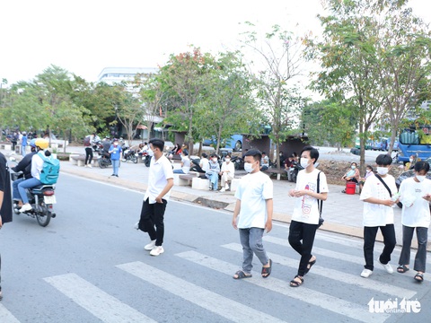 Làng đại học thành làng… ôtô trong ngày thi đánh giá năng lực - Ảnh 5. Làng đại học thành làng… ôtô trong ngày thi đánh giá năng lực - Ảnh 5.