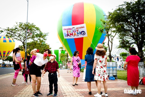 Đà Nẵng rực rỡ đông vui trong ngày hội khinh khí cầu - Ảnh 1. Đà Nẵng rực rỡ đông vui trong ngày hội khinh khí cầu - Ảnh 1.