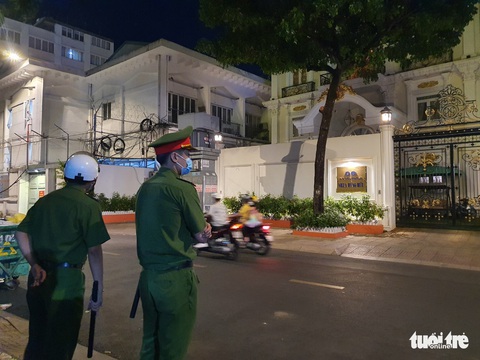 Công an mời êkip livestream của bà Nguyễn Phương Hằng đến làm việc - Ảnh 1. Công an mời êkip livestream của bà Nguyễn Phương Hằng đến làm việc - Ảnh 1.