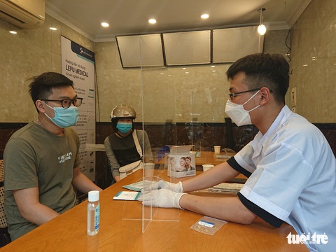 Hà Nội: Thuốc điều trị COVID-19, kit xét nghiệm ‘hạ nhiệt’ - Ảnh 3. Hà Nội: Thuốc điều trị COVID-19, kit xét nghiệm ‘hạ nhiệt’ - Ảnh 3.
