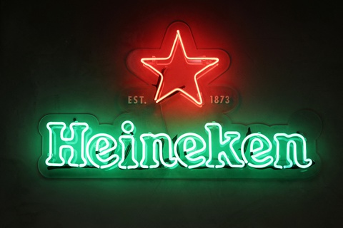Heineken rút khỏi Nga, tìm cách sang nhượng không lợi nhuận - Ảnh 1. Heineken rút khỏi Nga, tìm cách sang nhượng không lợi nhuận - Ảnh 1.